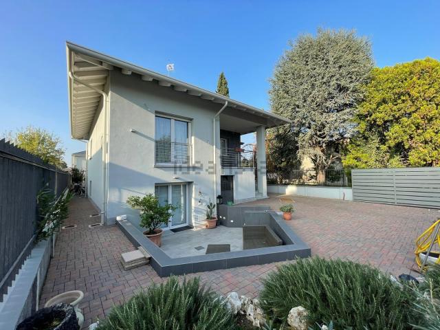 Villetta bifamiliare in vendita di 310 m² in Via per Cerro Maggiore