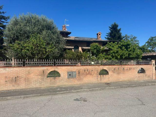 Villetta bifamiliare in vendita di 310 m² in Via R. Rossellini, 47