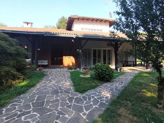 Villetta bifamiliare in vendita di 310 m² in Via Roma, 11
