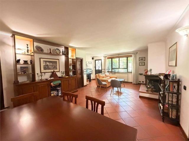 Villetta bifamiliare in vendita di 310 m² in Viale Argentina, 80