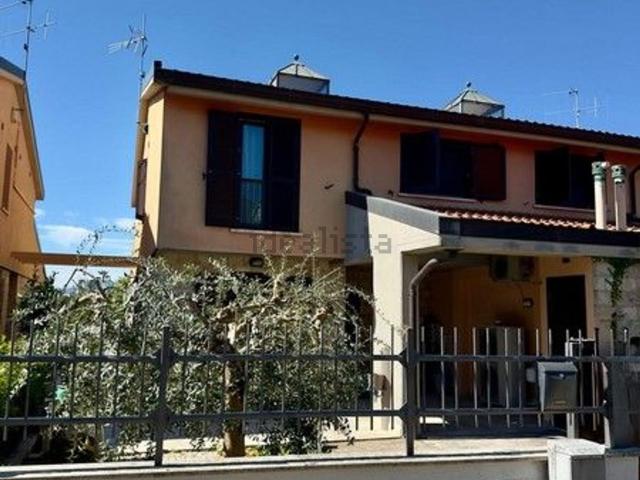 Villetta bifamiliare in vendita di 311 m² in Via Arturo Toscanini, 13
