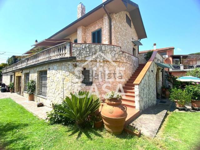Villetta bifamiliare in vendita di 311 m² in Via Giuseppe Verdi