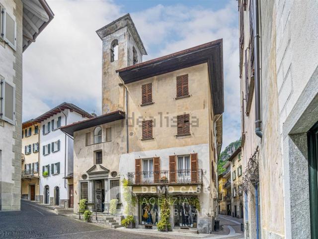 Villetta bifamiliare in vendita di 317 m² in Via Paolo Bossi, 7