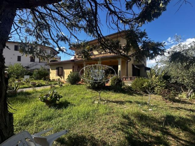 Villetta bifamiliare in vendita di 317 m²
