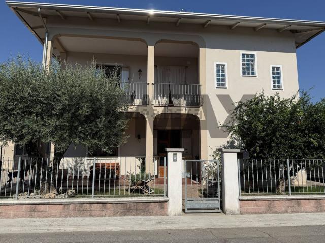 Villetta bifamiliare in vendita di 314 m²