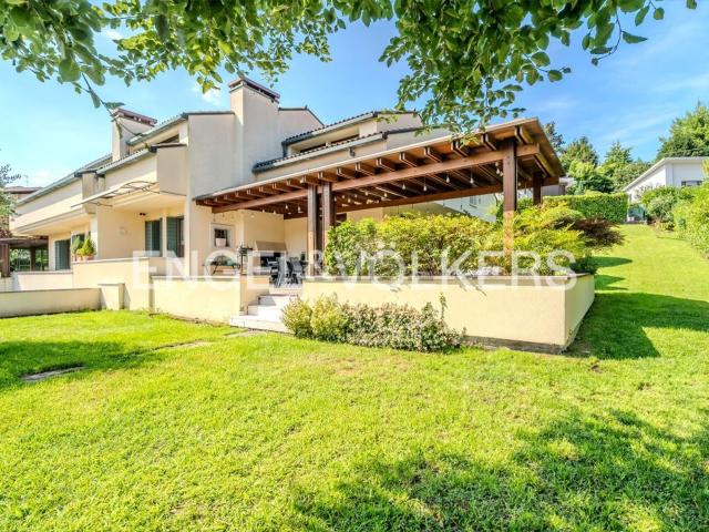 Villetta bifamiliare in vendita di 315 m² in Via Brigata Marche