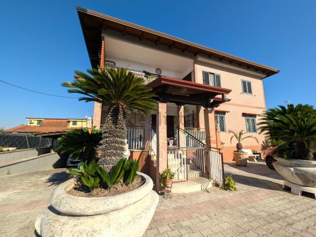 Villetta bifamiliare in vendita di 315 m² in Via F. Galiani, 3