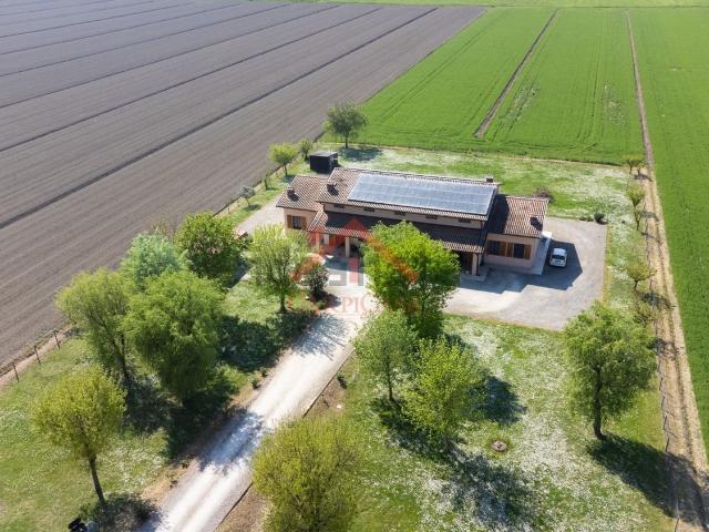Villetta bifamiliare in vendita di 315 m² in Via Francesco Petrarca, 2