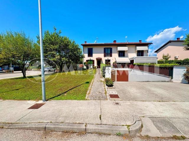 Villetta bifamiliare in vendita di 315 m² in Via Martin Luther King, 1