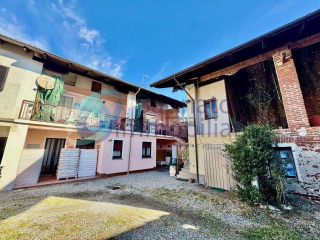 Villetta bifamiliare in vendita di 315 m² in Via per Carpignano Sesia, 2