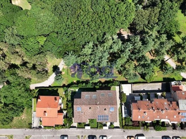 Villetta bifamiliare in vendita di 315 m² in Via per San Giorgio su Legnano, 53
