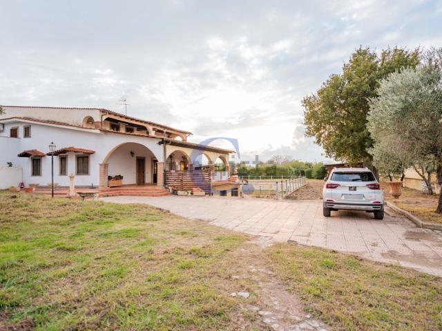 Villetta bifamiliare in vendita di 315 m² in Via Quarto del Boschetto