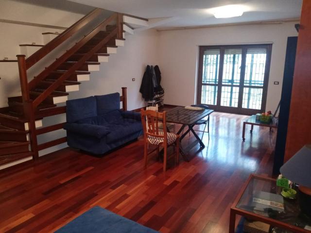 Villetta bifamiliare in vendita di 315 m² in Via Raffaello Sanzio, 24