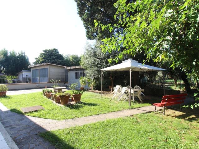 Villetta bifamiliare in vendita di 316 m² in Via del Ponte
