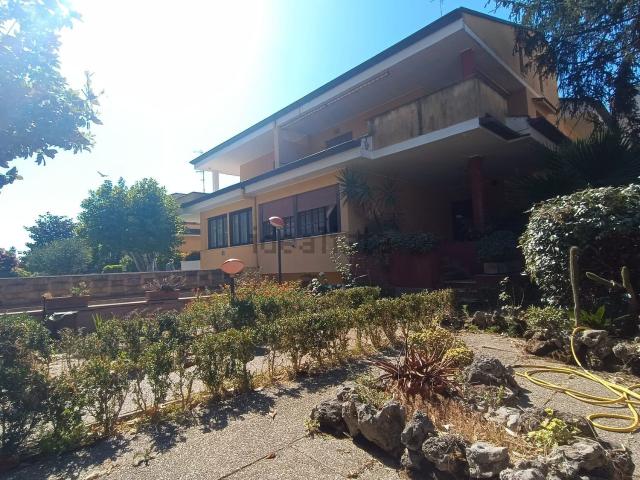 Villetta bifamiliare in vendita di 316 m² in Via P. Mattei, 18