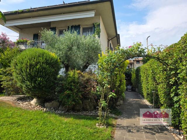 Villetta bifamiliare in vendita di 319 m² in Strada di Polegge
