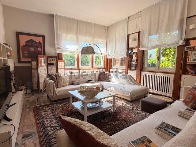 Villetta bifamiliare in vendita di 323 m² in Via Alexander Fleming, 6