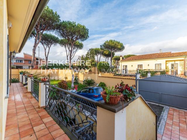 Villetta bifamiliare in vendita di 323 m² in Via Giulio Pittarelli