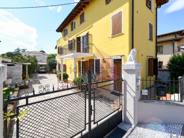 Villetta bifamiliare in vendita di 323 m² in Via Pietro Mascagni, 13