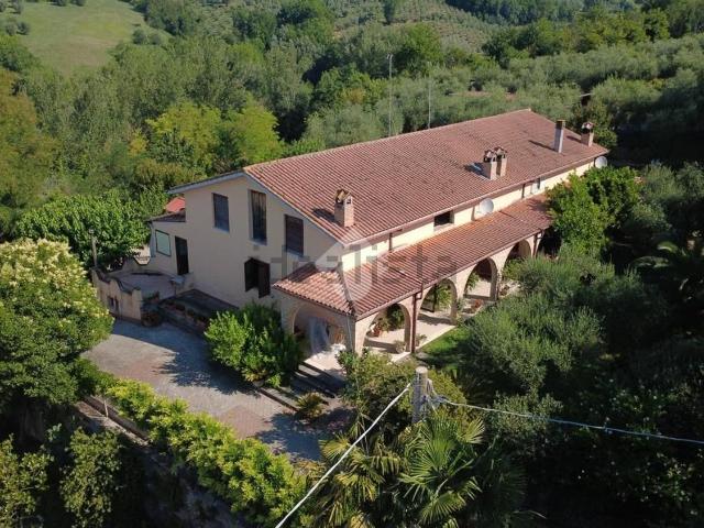 Villetta bifamiliare in vendita di 323 m² in Via Sabina Nord, 15
