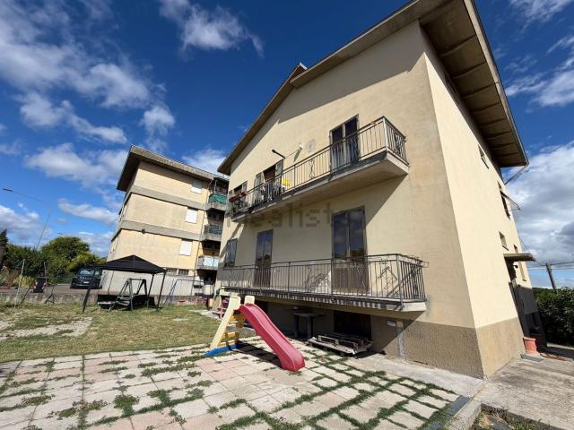 Villetta bifamiliare in vendita di 320 m² in Strada della Cisa, 61