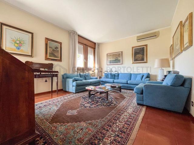Villetta bifamiliare in vendita di 320 m² in Via Tiziano Vecellio