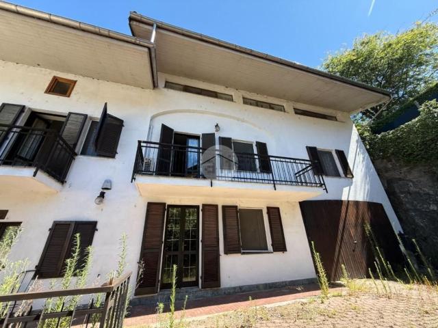 Villetta bifamiliare in vendita di 320 m² in Via Trento
