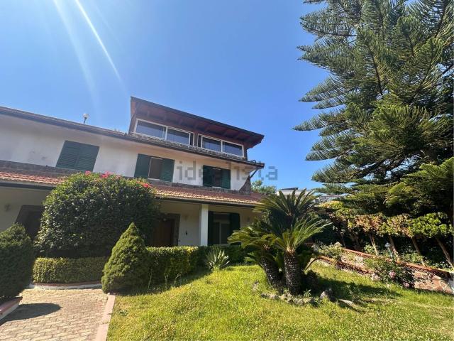 Villetta bifamiliare in vendita di 320 m² in Via Vallesana