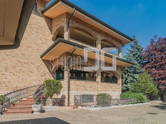 Villetta bifamiliare in vendita di 320 m² in Via Zara