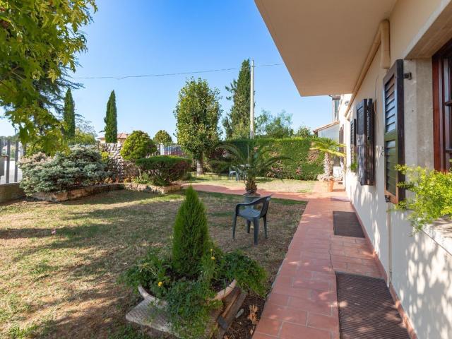 Villetta bifamiliare in vendita di 320 m² in Via Basilicata