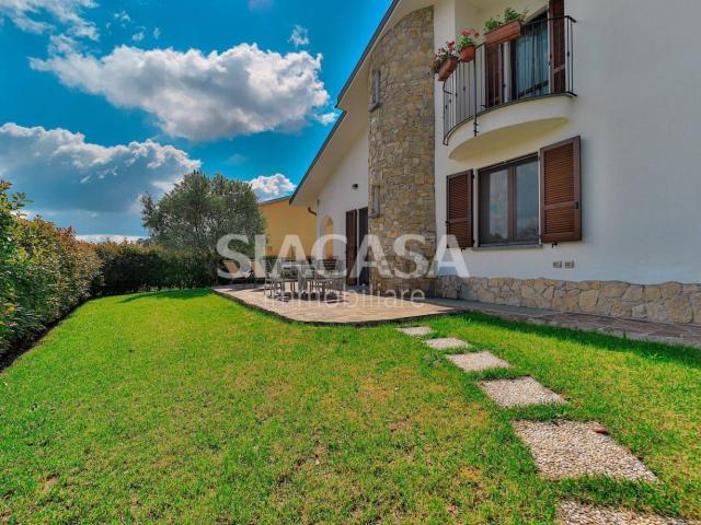 Villetta bifamiliare in vendita di 320 m² in Via Belvedere, 39