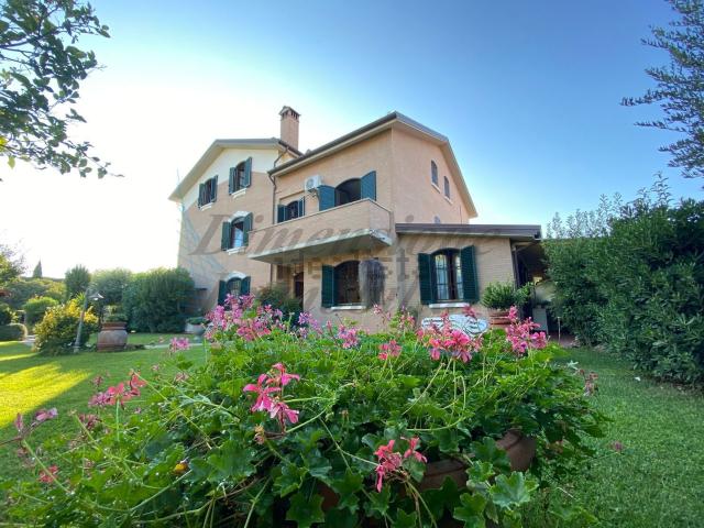 Villetta bifamiliare in vendita di 320 m² in Via Forlì
