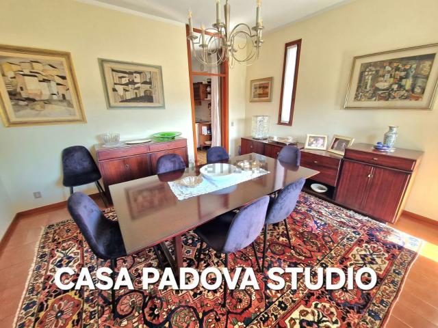 Villetta bifamiliare in vendita di 320 m² in Via Leonardo da Vinci