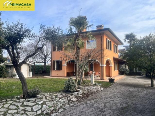 Villetta bifamiliare in vendita di 320 m² in Via Marinoni, 25