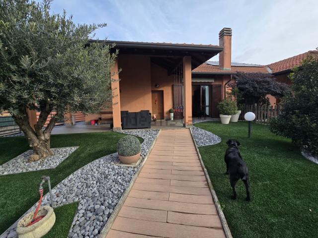 Villetta bifamiliare in vendita di 320 m² in Via per Cerro Maggiore, 40