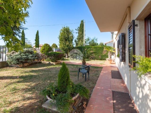 Villetta bifamiliare in vendita di 320 m² in Via Scuole, 85