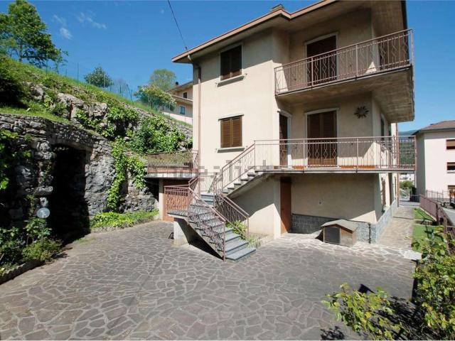 Villetta bifamiliare in vendita di 320 m²