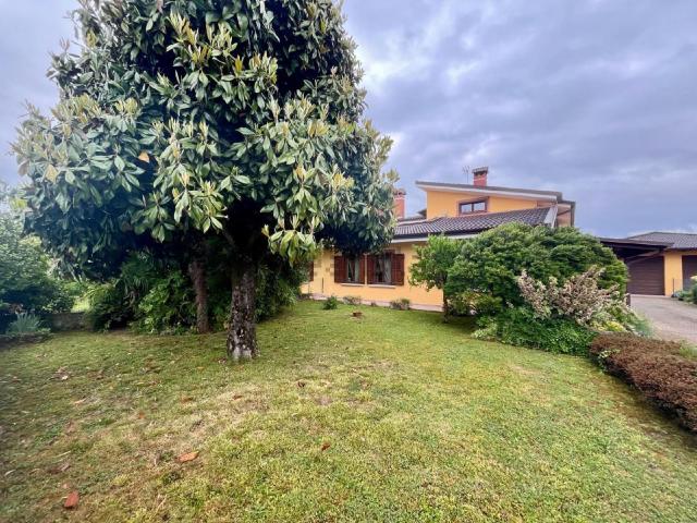 Villetta bifamiliare in vendita di 320 m²