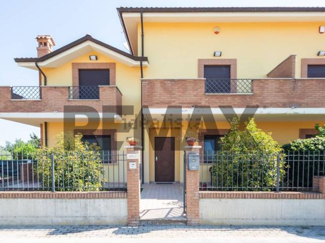 Villetta bifamiliare in vendita di 322 m² in Contrada Villa Andreoli, 169