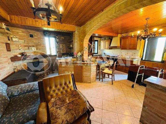 Villetta bifamiliare in vendita di 322 m² in Via Beni Comuni, 46