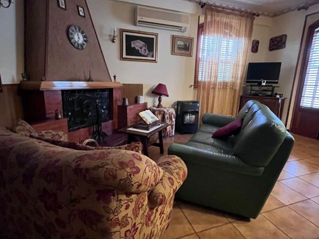 Villetta bifamiliare in vendita di 322 m² in Via Luciano Manara