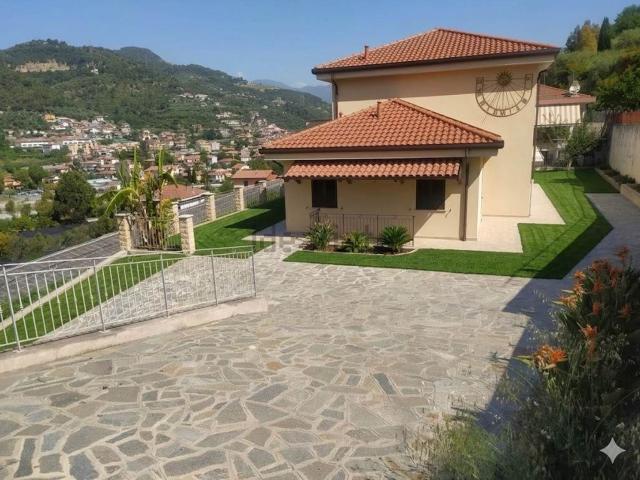 Villetta bifamiliare in vendita di 322 m²