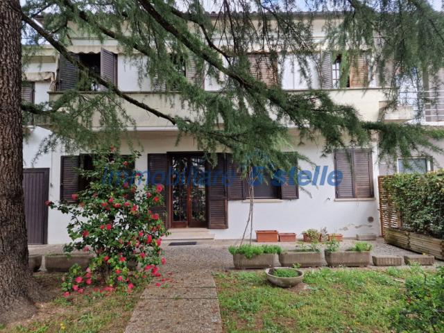 Villetta bifamiliare in vendita di 327 m²