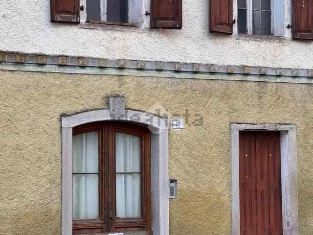 Villetta bifamiliare in vendita di 324 m² in Via Roma, 12