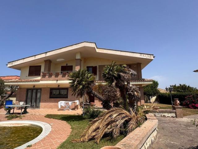 Villetta bifamiliare in vendita di 325 m² in Via delle Camelie, 38