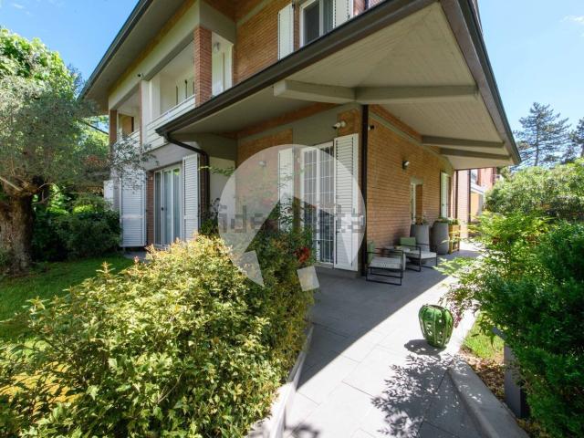 Villetta bifamiliare in vendita di 325 m² in Via Dimitrov