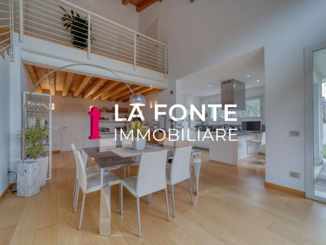 Villetta bifamiliare in vendita di 325 m²