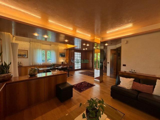 Villetta bifamiliare in vendita di 326 m² in Piazza IV Novembre