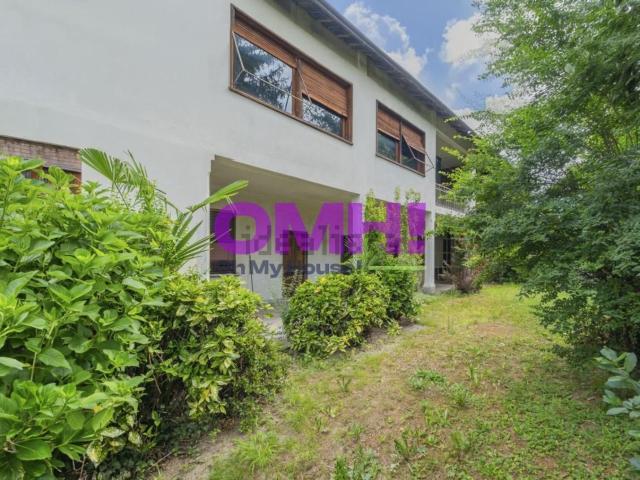 Villetta bifamiliare in vendita di 326 m² in Via Francesco Petrarca, 1