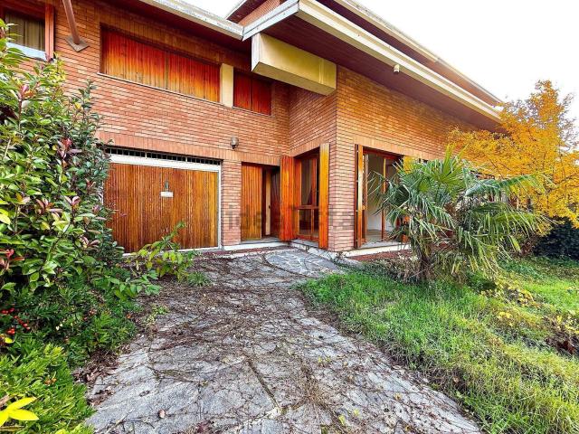 Villetta bifamiliare in vendita di 328 m² in Via Daniele Ranzoni, 49